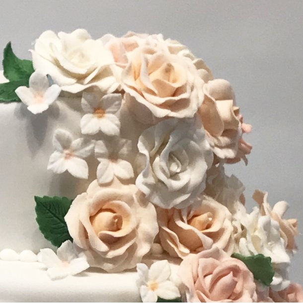 Roser, hortensia blomster og rosenblade. Hndlavede sukkerblomster